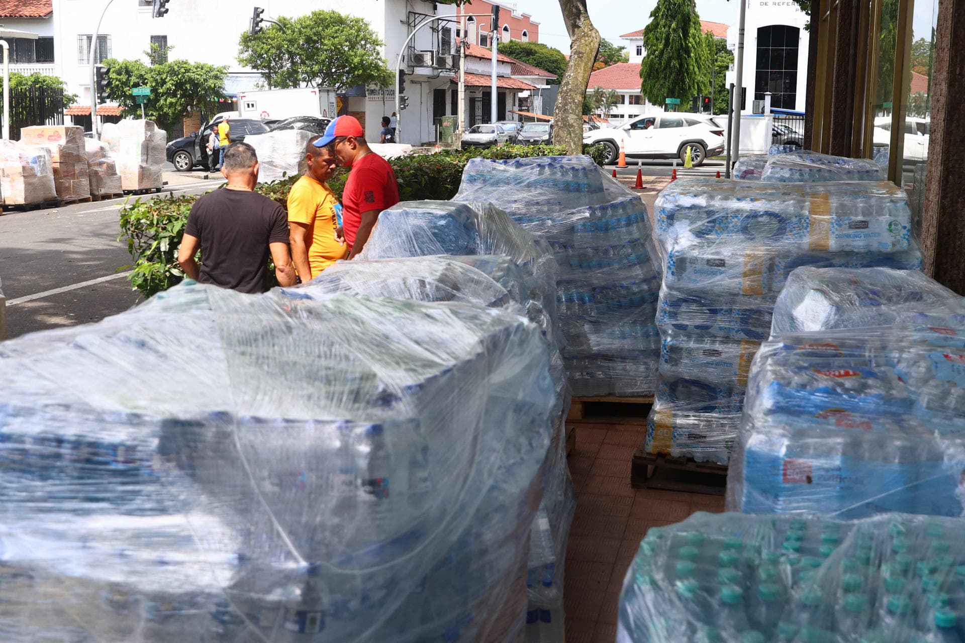 Palés de agua potable listos para salir