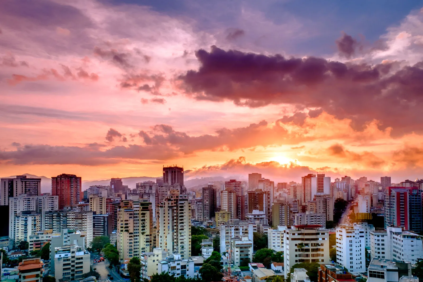 Ciudad venezolana al pie de la montaña