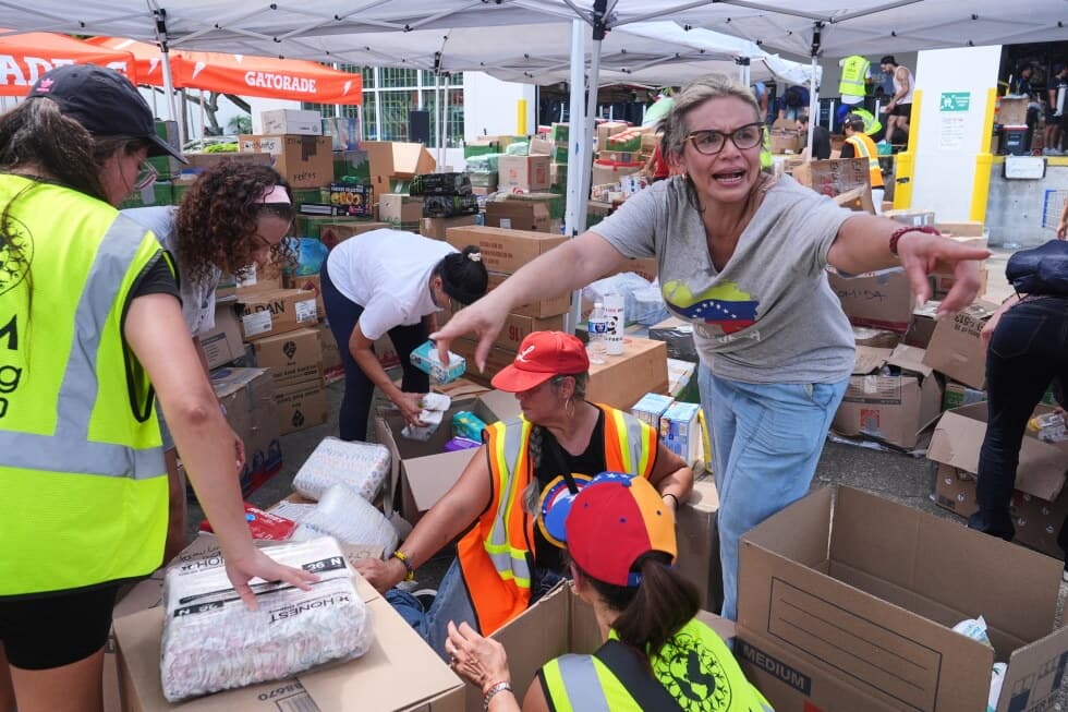Voluntarios organizando la carga de ayuda