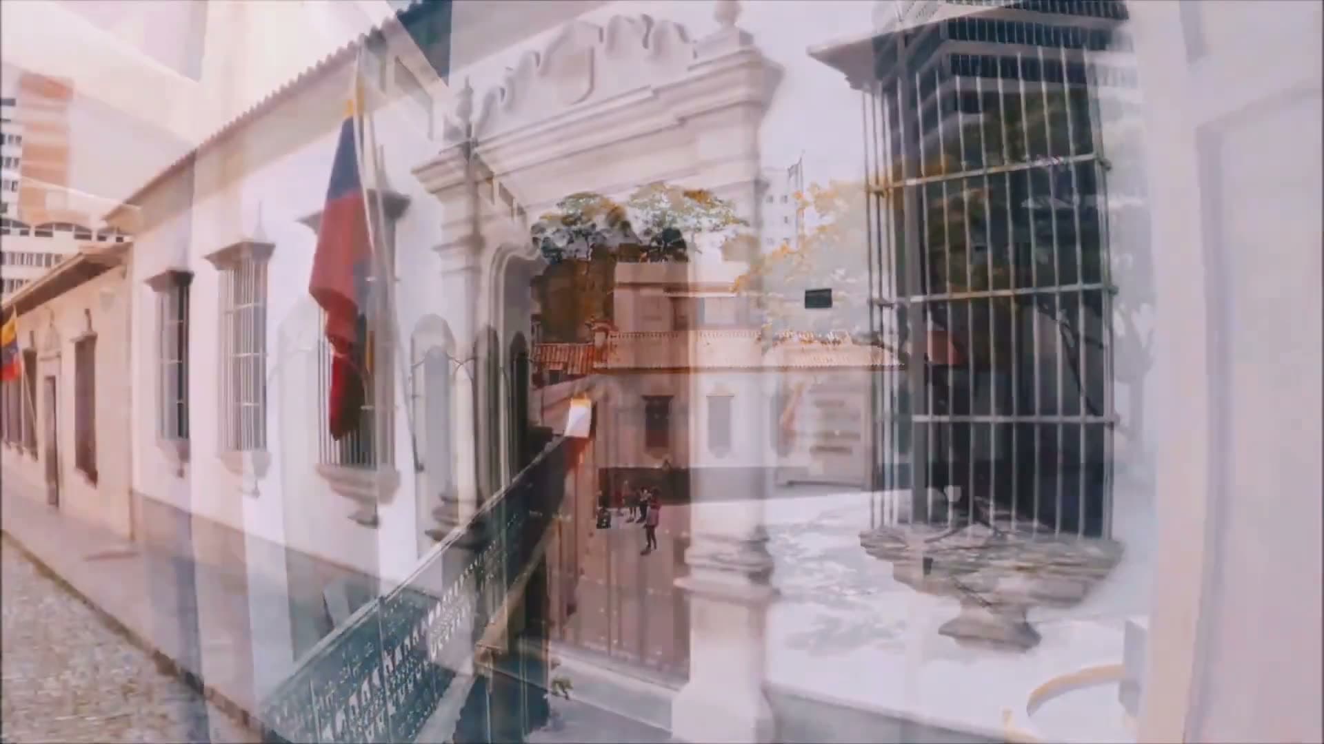 La bandera de Venezuela ondeando en una plaza