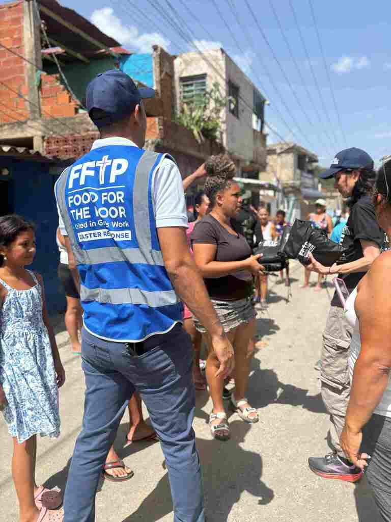 Reparto de kits de higiene en una calle de Venezuela